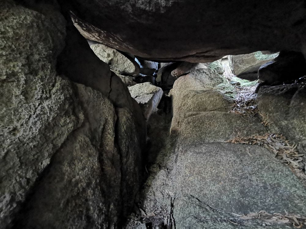 Unha visión das escaleiras da cova.